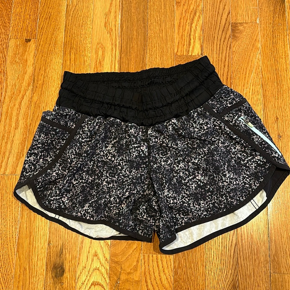 Lululemon tracker shorts, Rocky Road Sand Dune Toothpaste / Black, Size 8